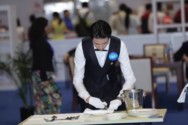 技藝精湛展風采，服務卓越贏未來——上海市商貿旅游學校選手在第45屆世界技能大賽全國選拔賽中榮獲餐廳服務項目銀牌